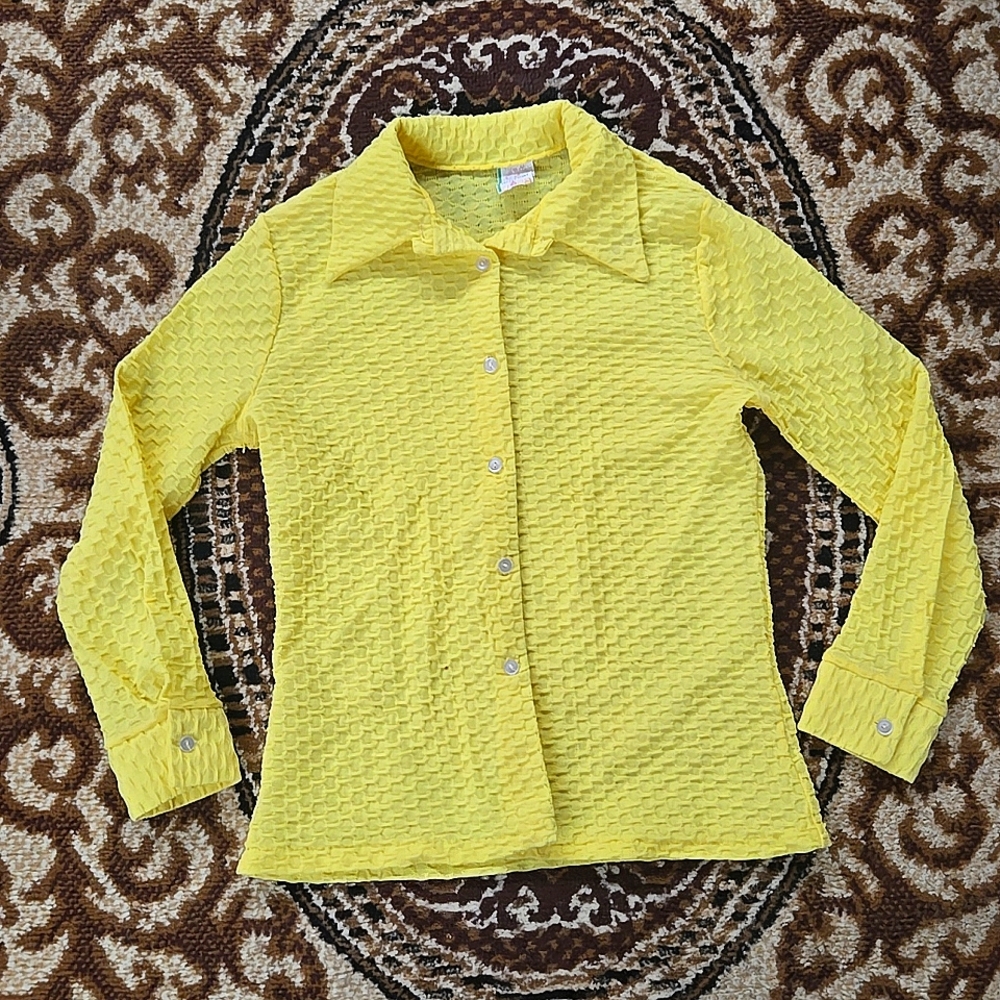 1970s Sunshine Yellow Polyester Waffle Button Up Shirt Blouse Top Dagger Collar